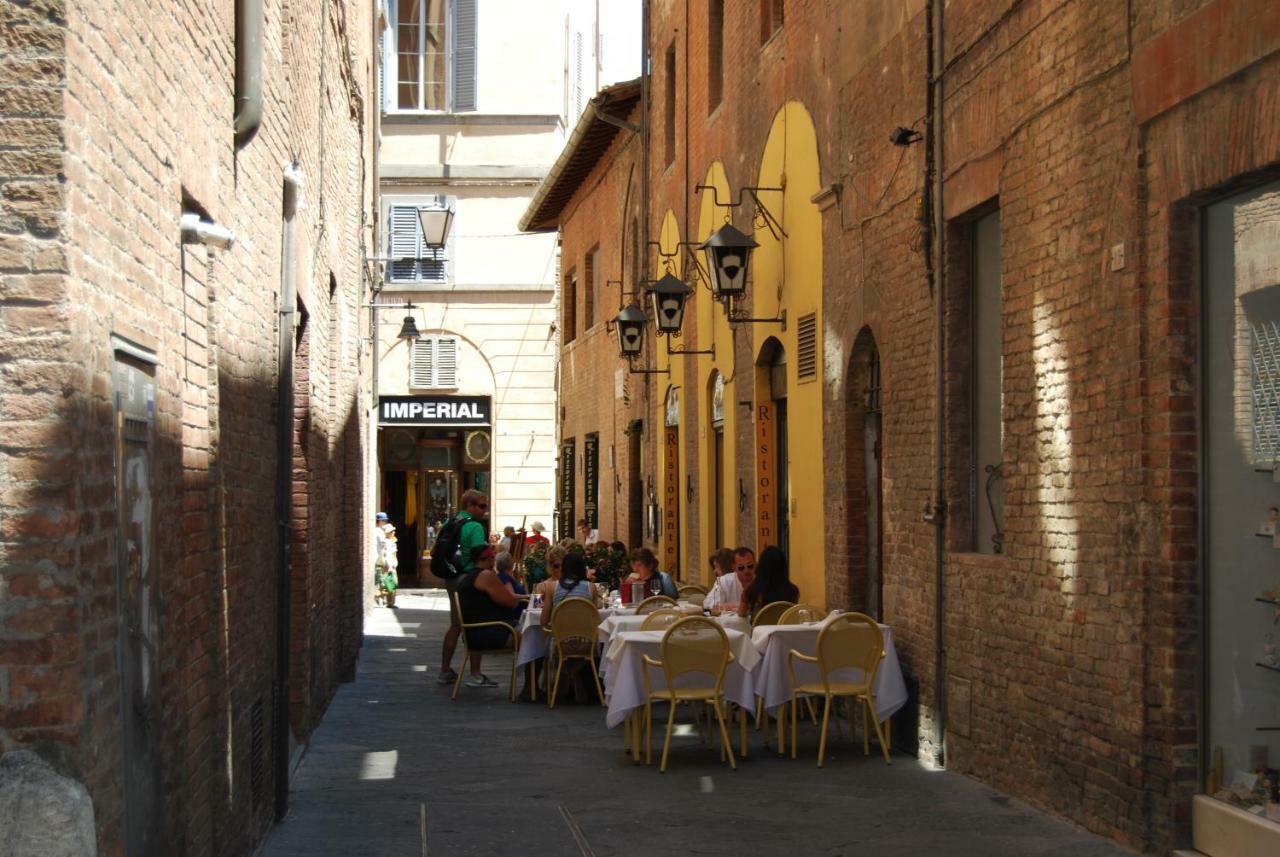 Antica Dimora Del Buongoverno Hotel Сиена Екстериор снимка